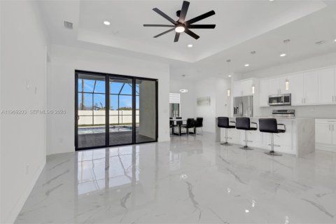 House in Cape Coral, Florida 4 bedrooms, 161.28 sq.m. № 2031417 - photo 14