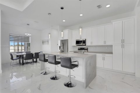 House in Cape Coral, Florida 4 bedrooms, 161.28 sq.m. № 2031417 - photo 18