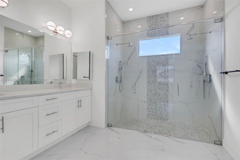 House in Cape Coral, Florida 4 bedrooms, 161.28 sq.m. № 2031417 - photo 26