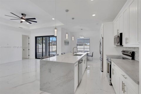 House in Cape Coral, Florida 4 bedrooms, 161.28 sq.m. № 2031417 - photo 20