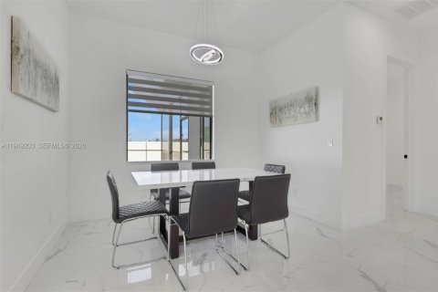 House in Cape Coral, Florida 4 bedrooms, 161.28 sq.m. № 2031417 - photo 22