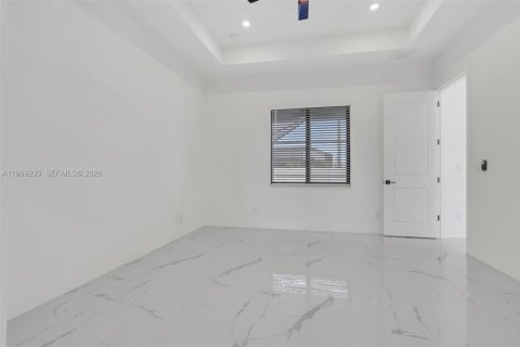 House in Cape Coral, Florida 4 bedrooms, 161.28 sq.m. № 2031417 - photo 25