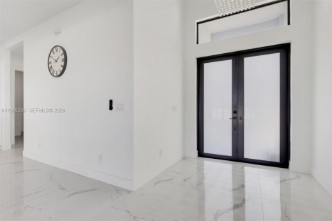 House in Cape Coral, Florida 4 bedrooms, 161.28 sq.m. № 2031417 - photo 13