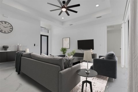 House in Cape Coral, Florida 4 bedrooms, 161.28 sq.m. № 2031417 - photo 5