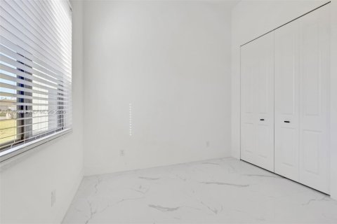 House in Cape Coral, Florida 4 bedrooms, 161.28 sq.m. № 2031417 - photo 29