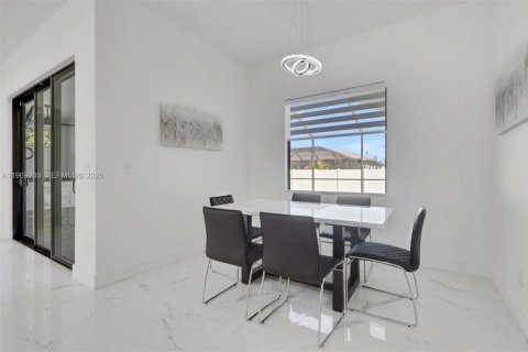 House in Cape Coral, Florida 4 bedrooms, 161.28 sq.m. № 2031417 - photo 23