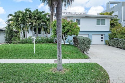 House in Miami Shores, Florida 3 bedrooms, 233.09 sq.m. № 1890682 - photo 11