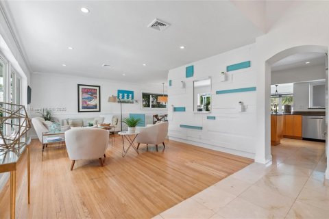 House in Miami Shores, Florida 3 bedrooms, 233.09 sq.m. № 1890682 - photo 16