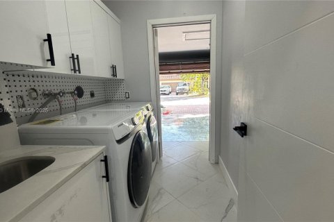 House in Miramar, Florida 5 bedrooms, 281.87 sq.m. № 1840811 - photo 16