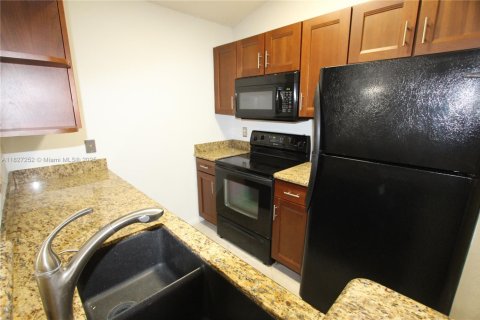 Condominio en alquiler en Oakland Park, Florida, 1 dormitorio, 74.69 m2 № 1938480 - foto 5