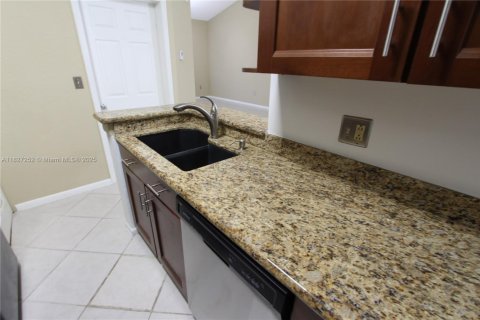 Condominio en alquiler en Oakland Park, Florida, 1 dormitorio, 74.69 m2 № 1938480 - foto 6