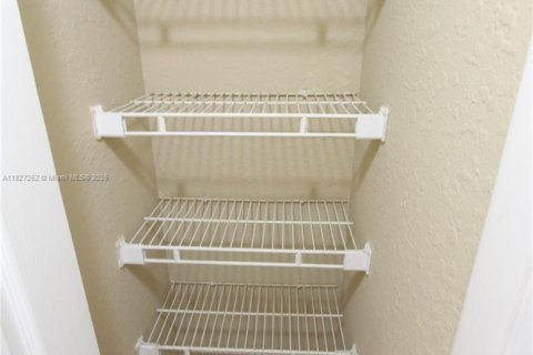 Condominio en alquiler en Oakland Park, Florida, 1 dormitorio, 74.69 m2 № 1938480 - foto 18
