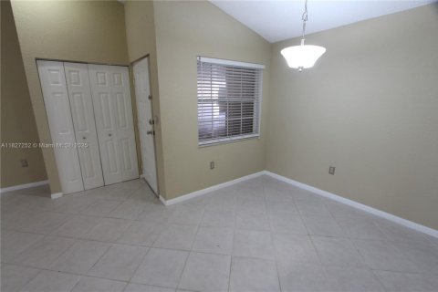Condominio en alquiler en Oakland Park, Florida, 1 dormitorio, 74.69 m2 № 1938480 - foto 2
