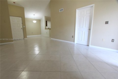 Condominio en alquiler en Oakland Park, Florida, 1 dormitorio, 74.69 m2 № 1938480 - foto 8