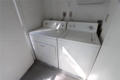 Condo in Oakland Park, Florida, 1 bedroom  № 1938480 - photo 12