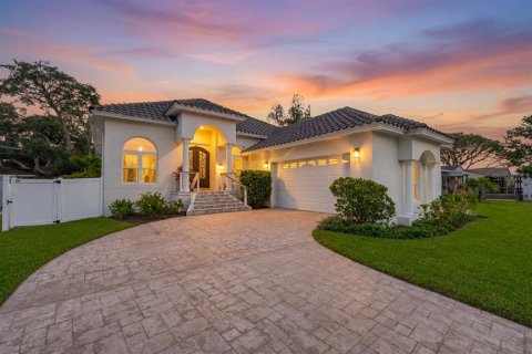 Casa en Saint Petersburg, Florida 4 dormitorios, 208.47 m2 № 2221041