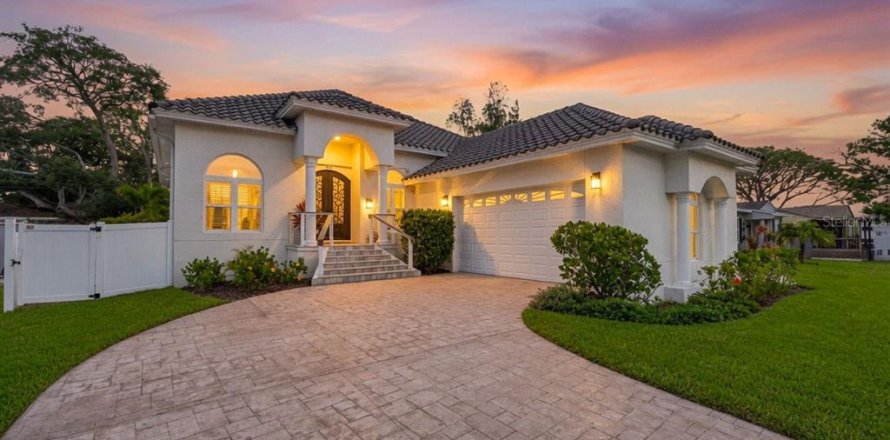 Casa en Saint Petersburg, Florida 4 dormitorios, 208.47 m2 № 2221041