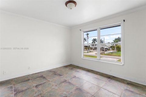 House in Everglades, Florida 4 bedrooms, 162.02 sq.m. № 2068751 - photo 12