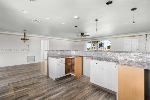 House in Everglades, Florida 4 bedrooms, 162.02 sq.m. № 2068751 - photo 2