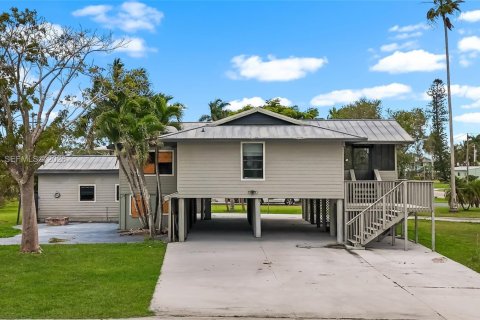 House in Everglades, Florida 4 bedrooms, 162.02 sq.m. № 2068751