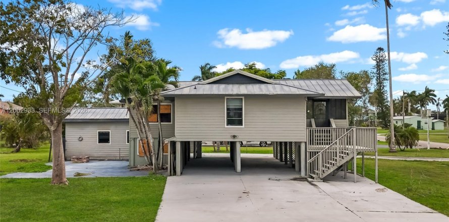 House in Everglades, Florida 4 bedrooms, 162.02 sq.m. № 2068751