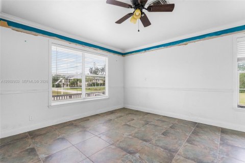House in Everglades, Florida 4 bedrooms, 162.02 sq.m. № 2068751 - photo 10