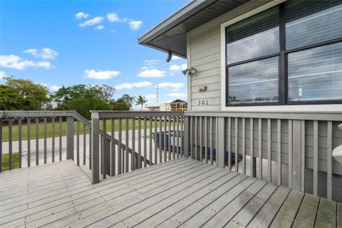 House in Everglades, Florida 4 bedrooms, 162.02 sq.m. № 2068751 - photo 18