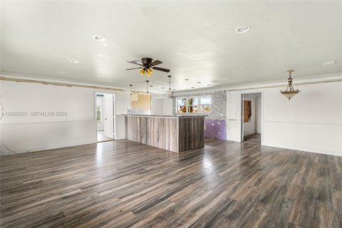 House in Everglades, Florida 4 bedrooms, 162.02 sq.m. № 2068751 - photo 5