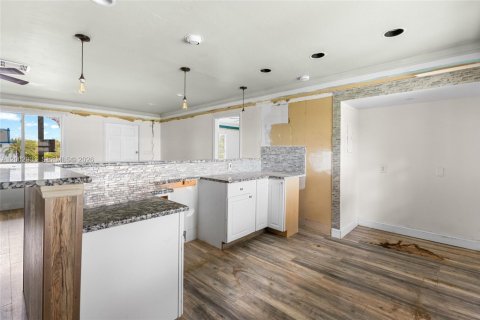 House in Everglades, Florida 4 bedrooms, 162.02 sq.m. № 2068751 - photo 3