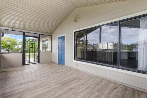 House in Everglades, Florida 4 bedrooms, 162.02 sq.m. № 2068751 - photo 17