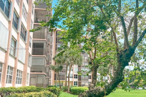 Condo in Pembroke Pines, Florida, 2 bedrooms  № 2005093 - photo 2