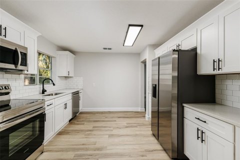 House in Fort Meade, Florida 3 bedrooms, 123.93 sq.m. № 2394290 - photo 2