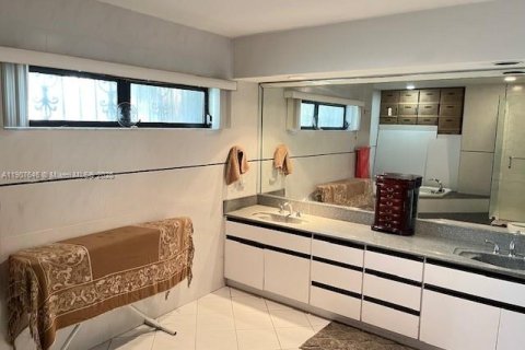 Casa en venta en Sunny Isles Beach, Florida, 4 dormitorios, 244.52 m2 № 1963935 - foto 27