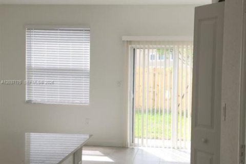 Touwnhouse à vendre à Miami, Floride: 3 chambres, 139.35 m2 № 2154221 - photo 4
