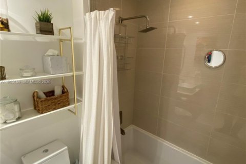 Condominio en alquiler en Miami, Florida, 1 dormitorio, 66.33 m2 № 2026488 - foto 18
