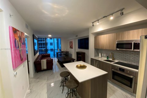 Condominio en Miami, Florida, 1 dormitorio  № 2026488