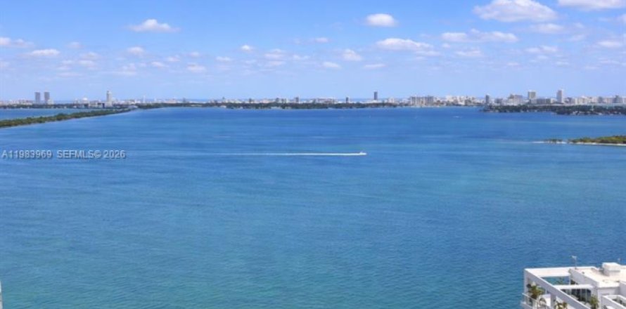 Кондоминиум с 2 спальнями в Майами, Флорида № 2047984