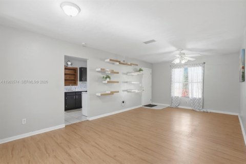 House in Deltona, Florida 3 bedrooms, 138.42 sq.m. № 2048029 - photo 9