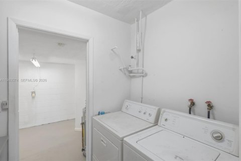 House in Deltona, Florida 3 bedrooms, 138.42 sq.m. № 2048029 - photo 29