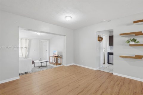 House in Deltona, Florida 3 bedrooms, 138.42 sq.m. № 2048029 - photo 11