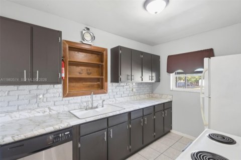 House in Deltona, Florida 3 bedrooms, 138.42 sq.m. № 2048029 - photo 15