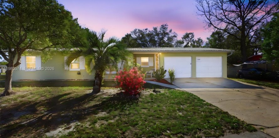 House in Deltona, Florida 3 bedrooms, 138.42 sq.m. № 2048029