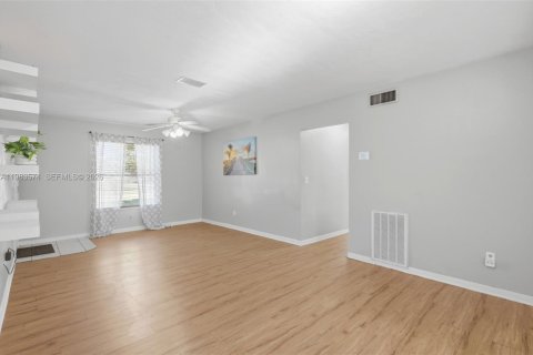 House in Deltona, Florida 3 bedrooms, 138.42 sq.m. № 2048029 - photo 8