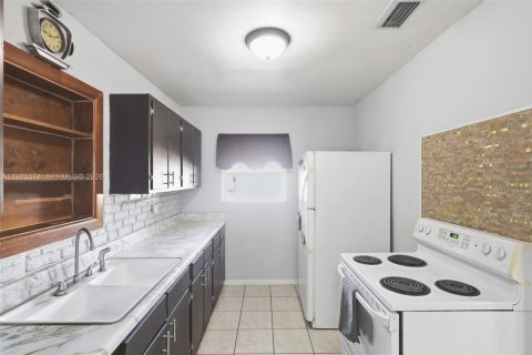 House in Deltona, Florida 3 bedrooms, 138.42 sq.m. № 2048029 - photo 16