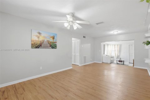 House in Deltona, Florida 3 bedrooms, 138.42 sq.m. № 2048029 - photo 25