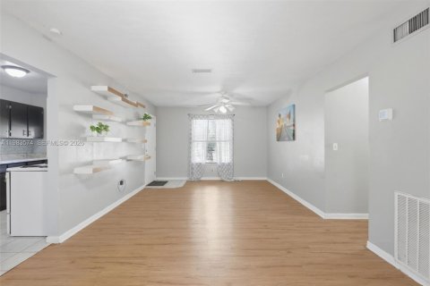 House in Deltona, Florida 3 bedrooms, 138.42 sq.m. № 2048029 - photo 7