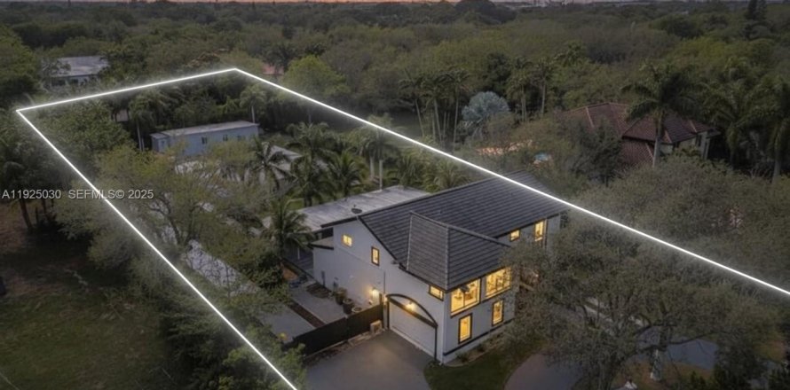 Casa en Pinecrest, Florida 5 dormitorios, 382.66 m2 № 1983796