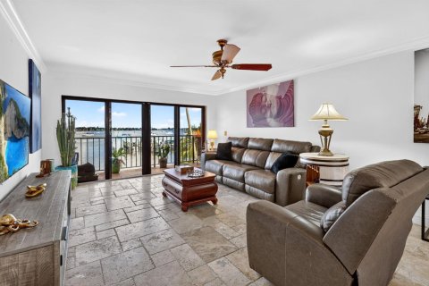 Condo in Stuart, Florida, 2 bedrooms № 2265385 - photo 11