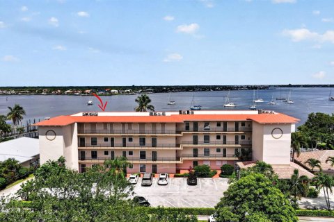 Condo in Stuart, Florida, 2 bedrooms № 2265385 - photo 5