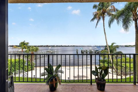 Condo in Stuart, Florida, 2 bedrooms № 2265385 - photo 12